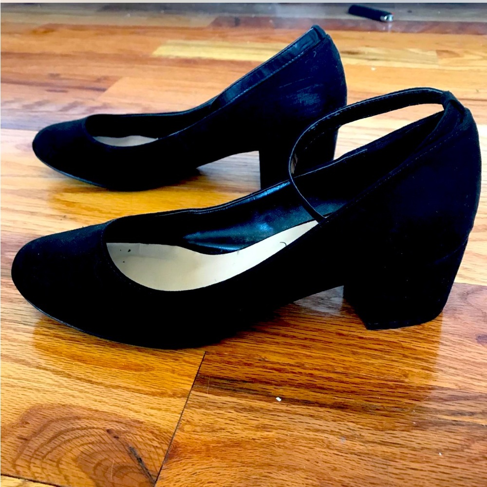 Vintage Black heel suede midi block heels size 38 has a a cute ankle strap.